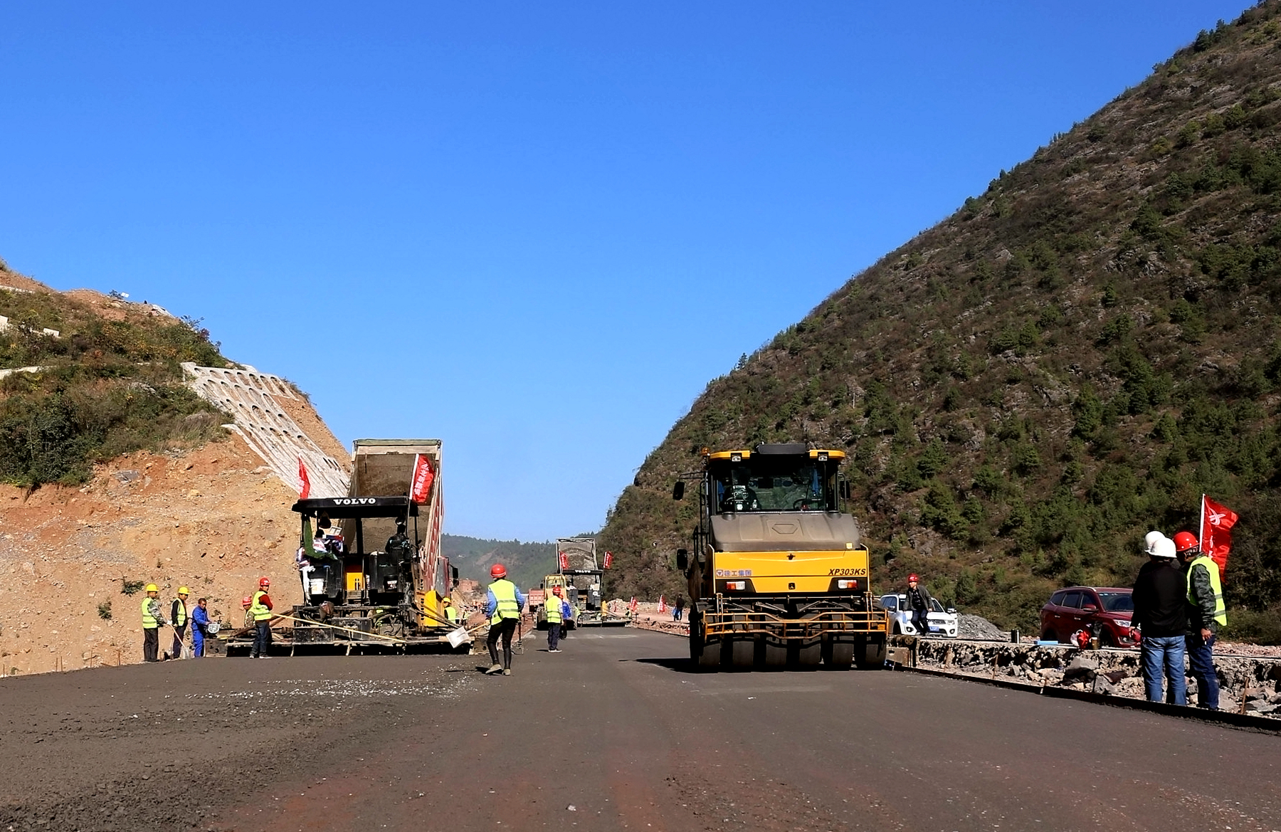 巫溪至巫山高速公路巫山至大昌段建設轉入路面基層施工