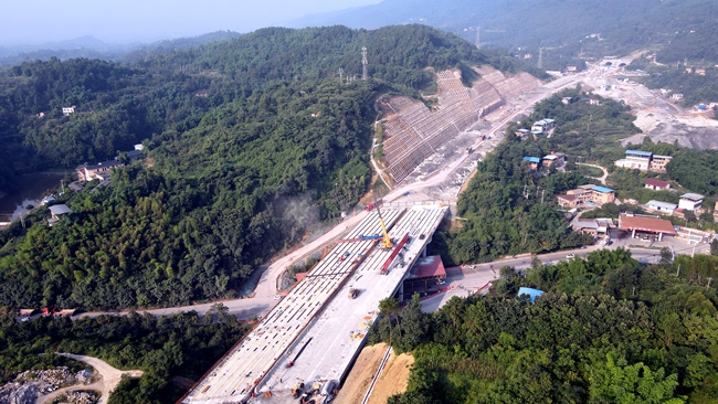 铜安高速公路项目首座跨国道桥梁架设完成